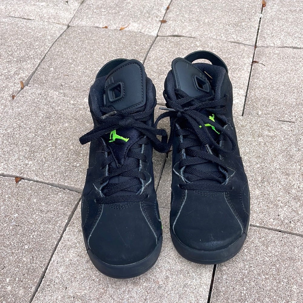 gently used black and green Jordan’s 1c